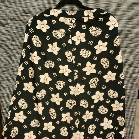 Intriguing BLACK/Cream Threads Floral Skirt 6. D - Picture 1 of 5